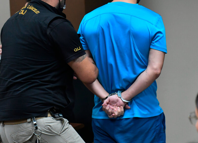 Un hombre con una camisa azul
El contenido generado por IA puede ser incorrecto.